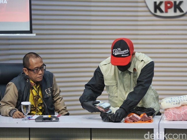 Video: KPK Sita Duit Rp200 Juta dari OTT Bupati Boltara Sirajudin Lasena